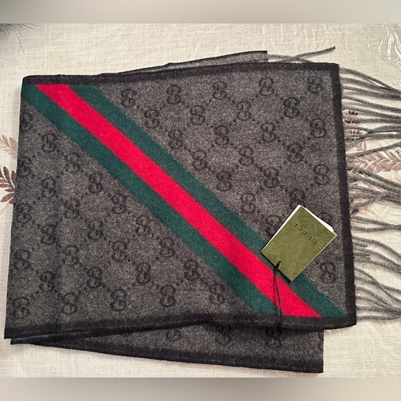 UNISEX GUCCI SCARF / NEW WITH TAG - Picture 7 of 9